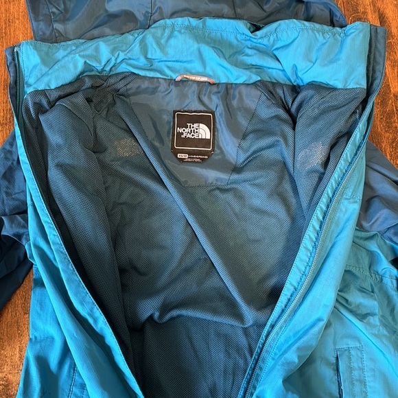 The North Face wind breaker. - Picture 7 of 9